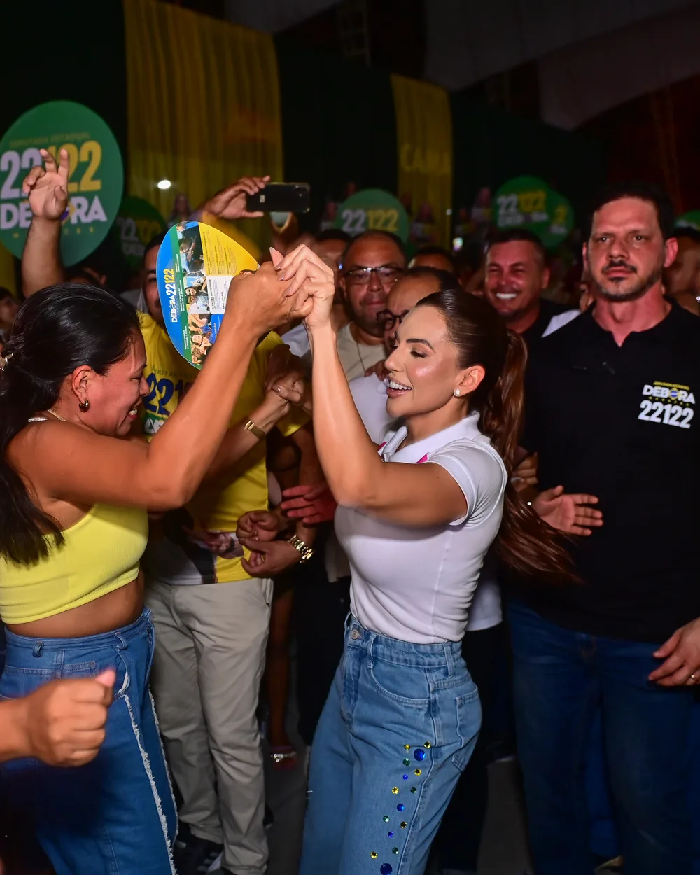 Débora Menezes dançando com apoiadora no comício