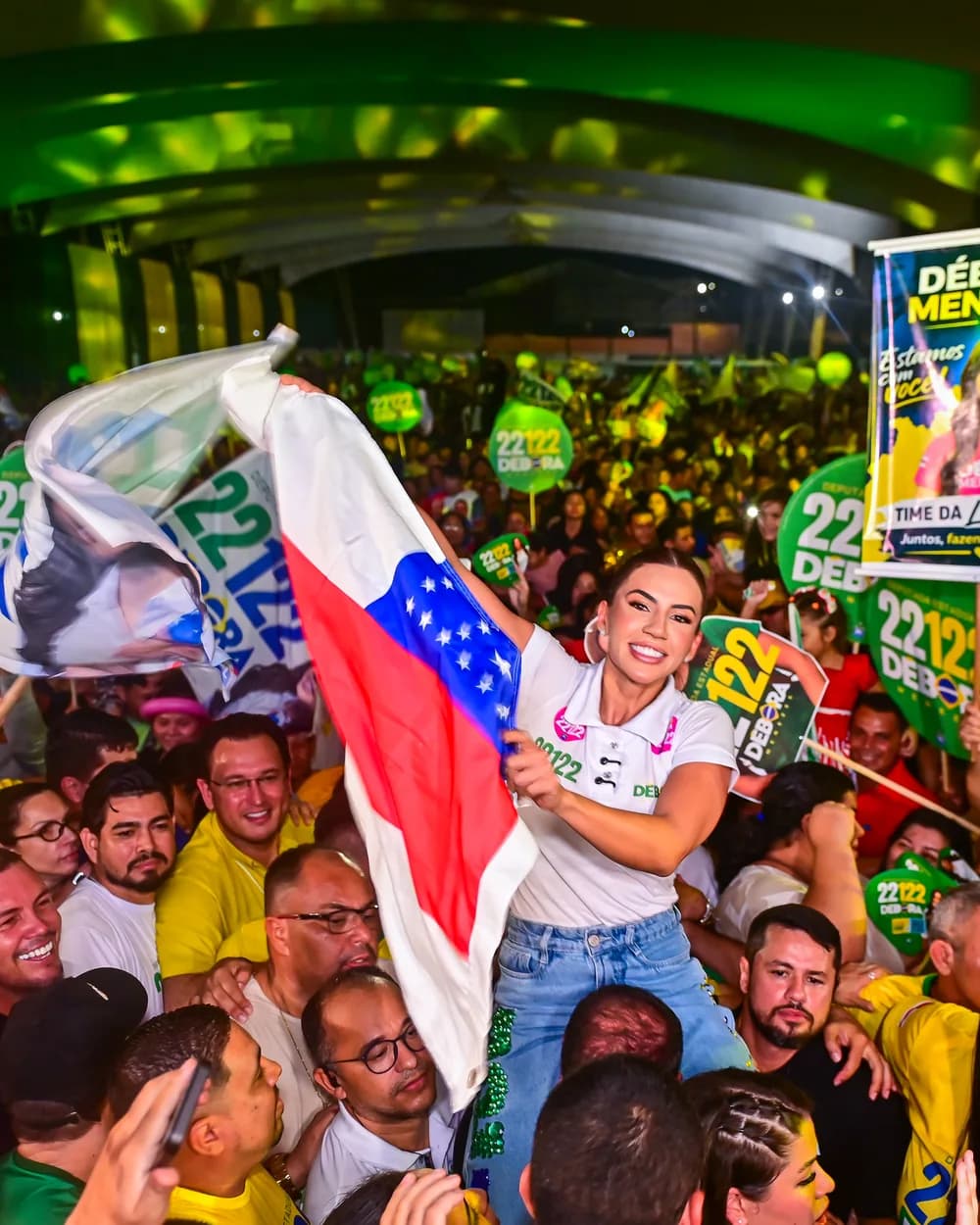 Débora Menezes segurando a bandeira do Amazonas no comício
