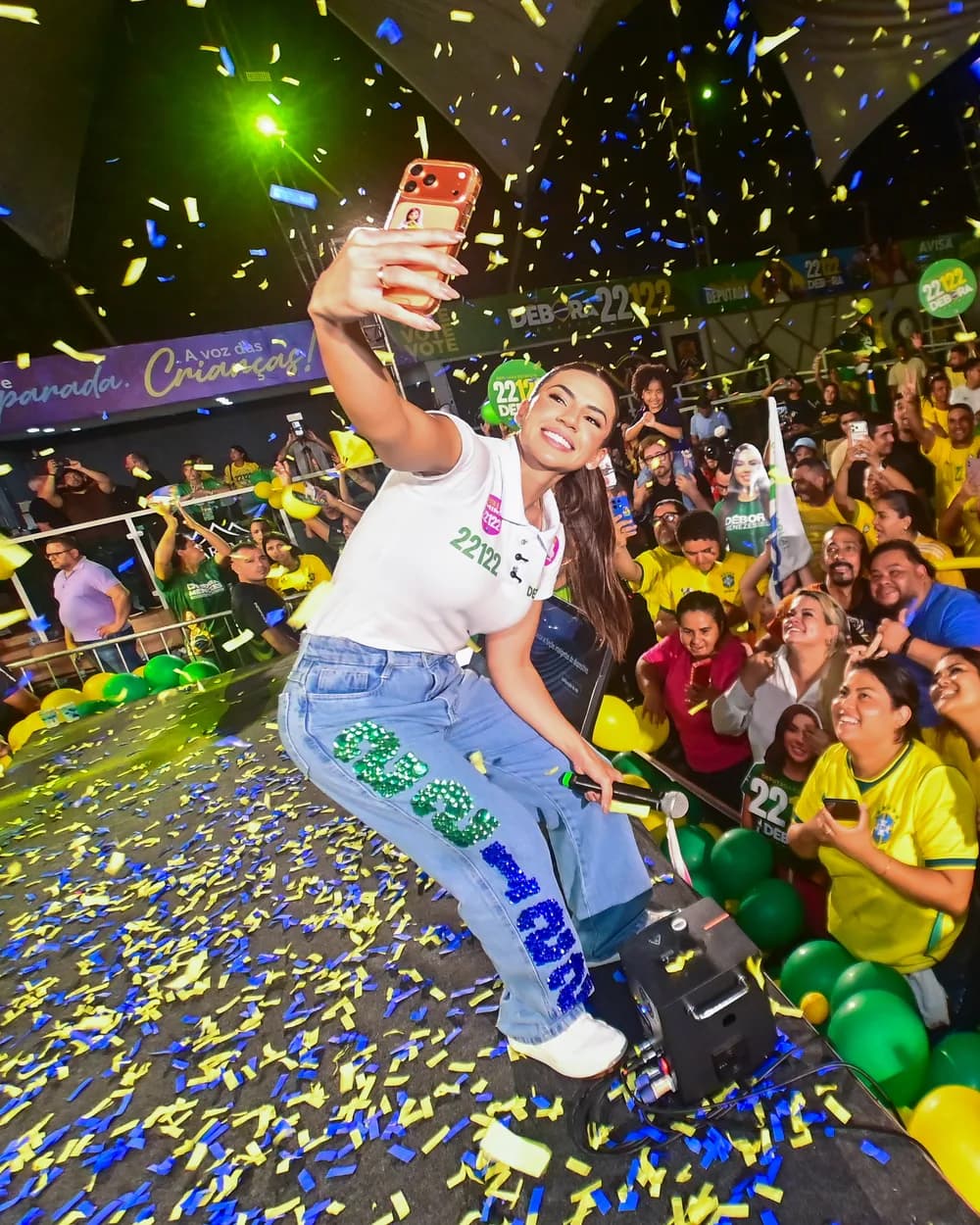 Débora Menezes tirando selfie com a plateia