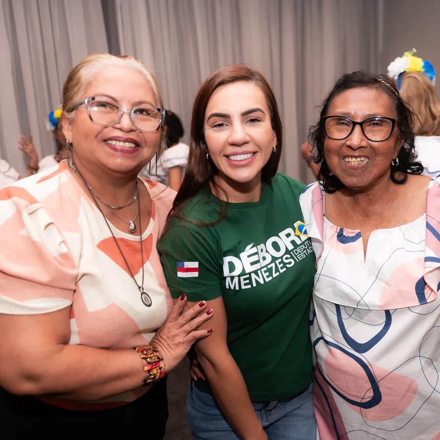 Débora Menezes ao lado de duas mulheres amazonenses